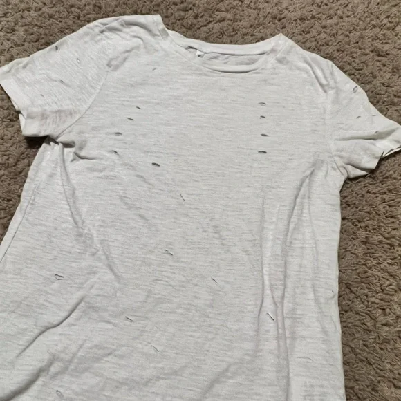 Lulu’s basic white tee - Picture 2 of 2